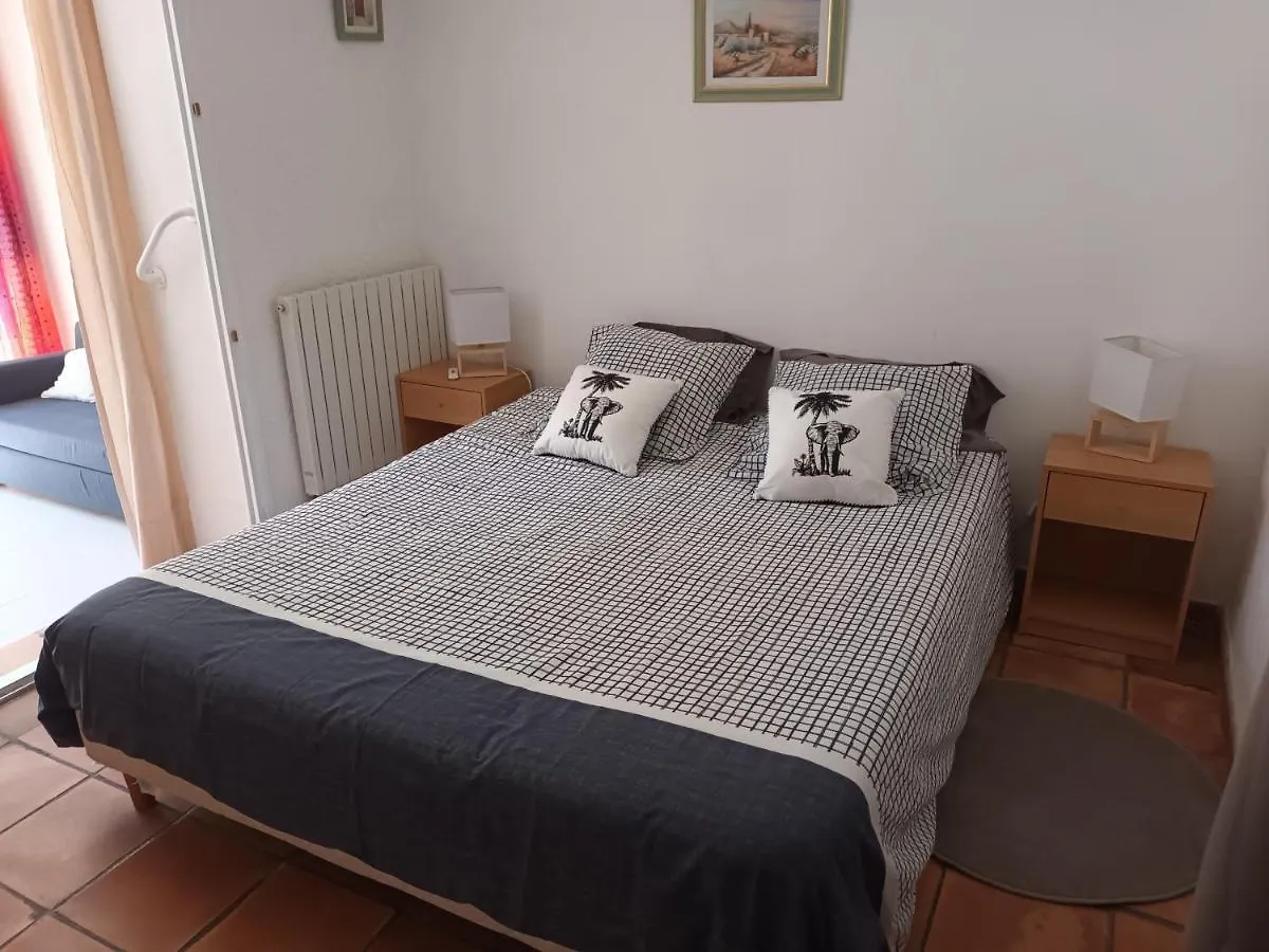 Couette-café Chambre de charme avec piscine dans la campagne de Rognes France