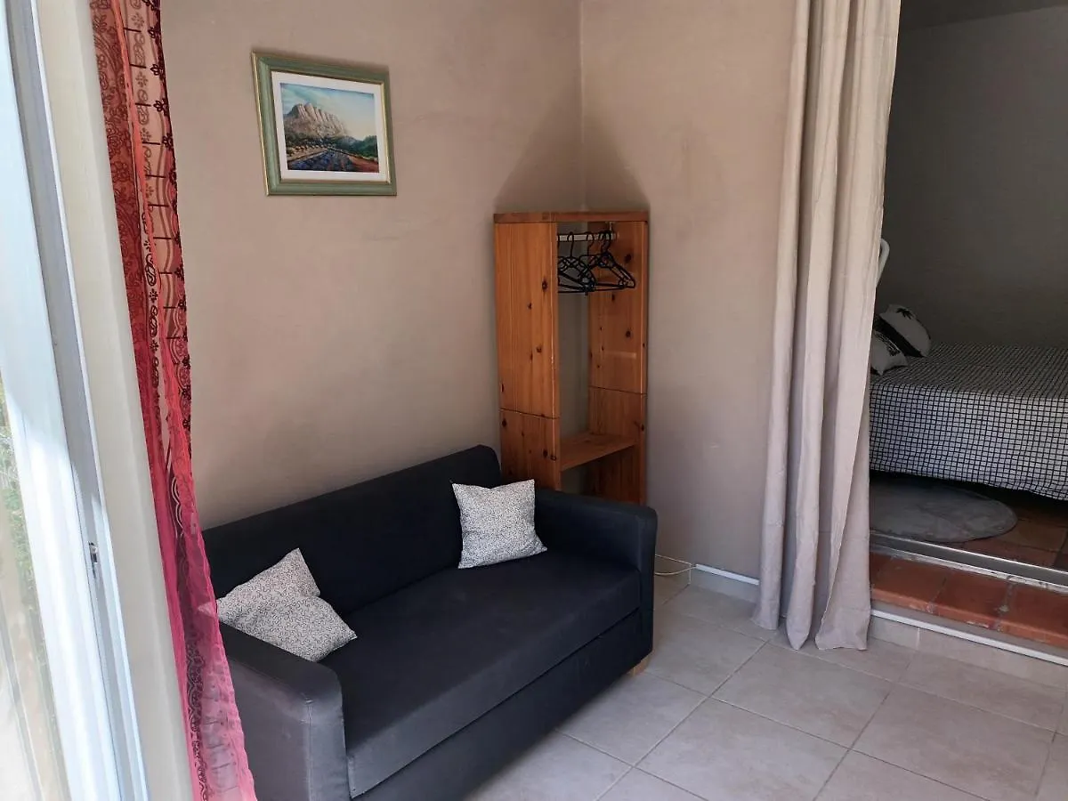 Chambre de charme avec piscine dans la campagne de Rognes Couette-café